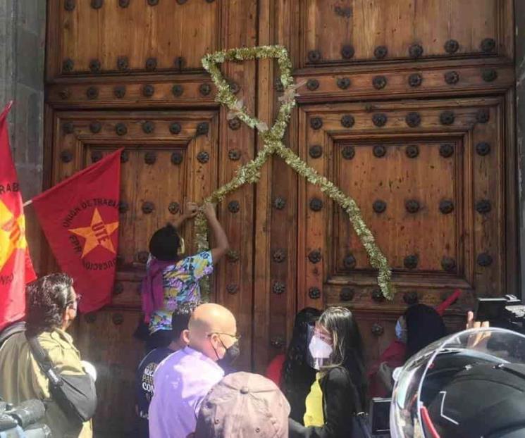 Familiares de niños con cáncer protestan frente a Palacio Familiares de niños con cáncer protestan frente a Palacio