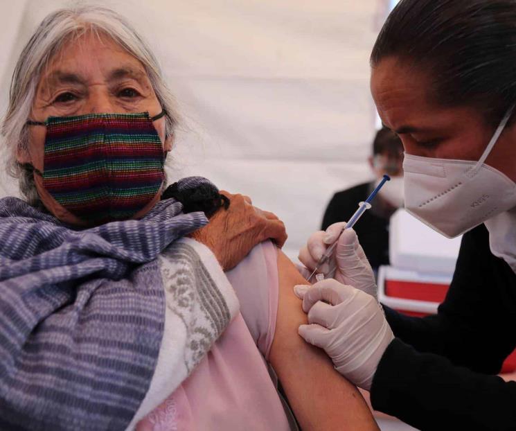Arranca vacunación de adultos mayores en México