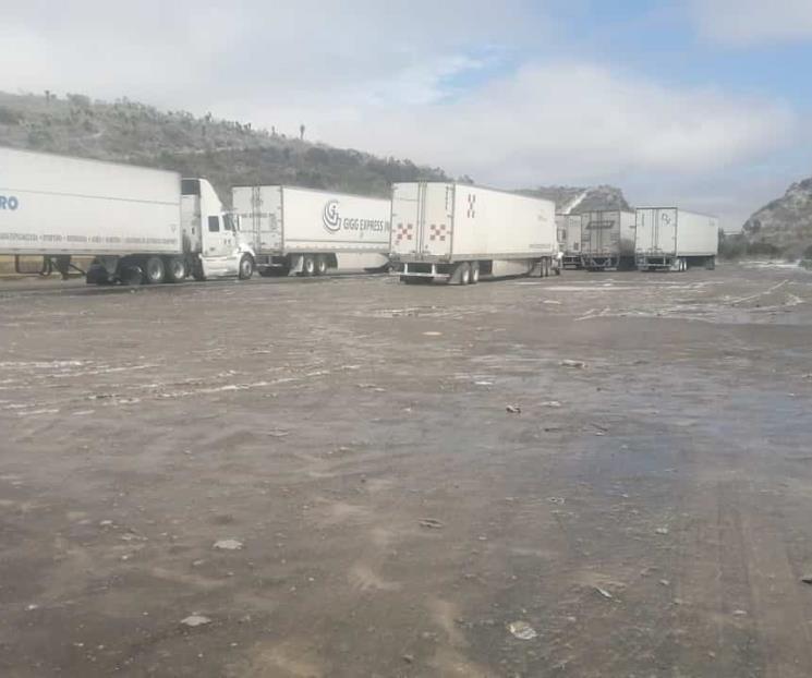 Quedan varados vehículos en Autopista Monterrey-Nuevo Laredo Quedan varados vehículos en Autopista Monterrey-Nuevo Laredo