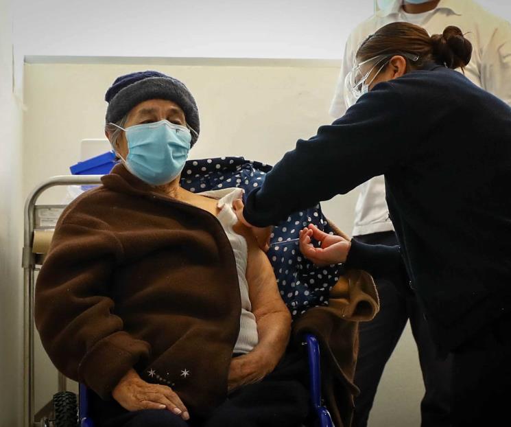Vacunan contra Covid a 87 mil adultos mayores en primer día Vacunan contra Covid a 87 mil adultos mayores en primer día