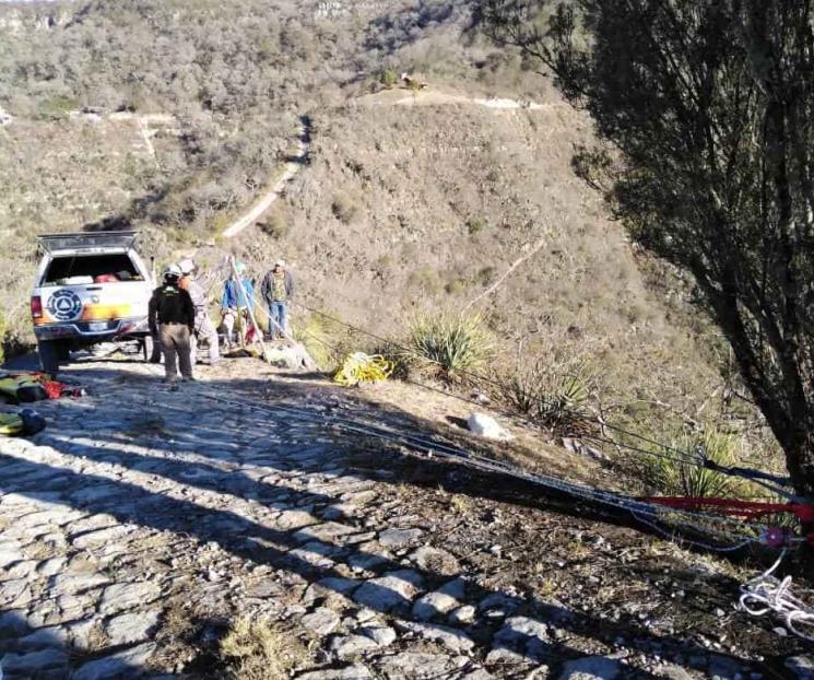Cae camioneta a barranco Cae camioneta a barranco