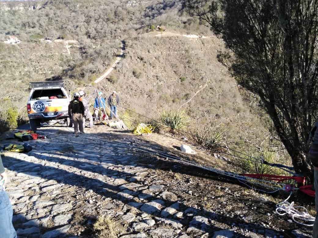 El conductor se desbarrancó más de 50 metros, resultando una persona lesionada