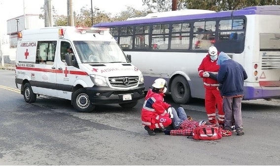 El ciclista terminó con lesiones de consideración, después de ser impactado por un automóvil