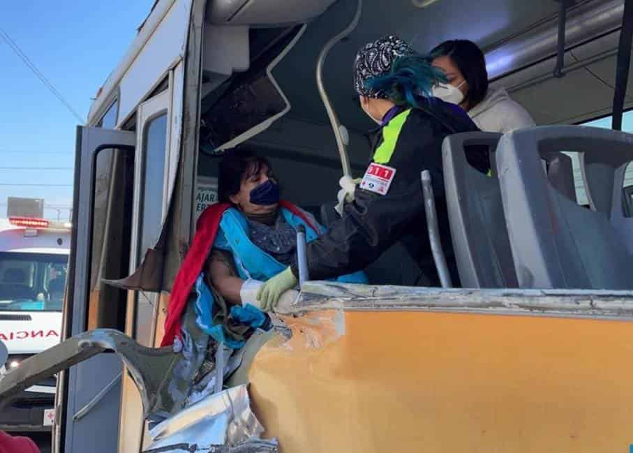 La mujer terminó con lesiones múltiples, después de ser impactado el camión urbano donde viajaba