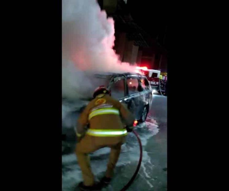 Se incendia camioneta en Antonio L. Rodríguez y Díaz Ordaz