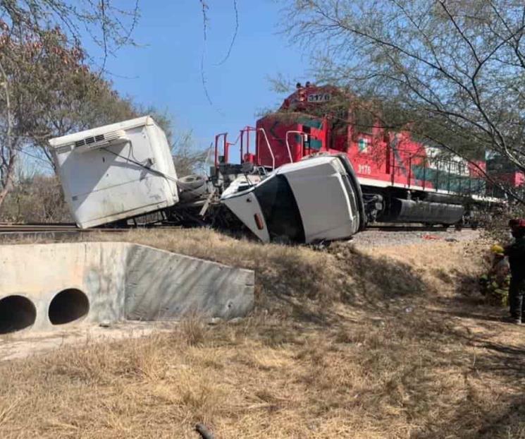 Intenta ganarle el paso al tren Intenta ganarle el paso al tren