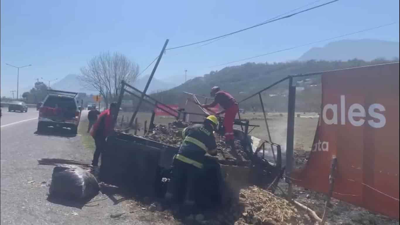 Estrellaron su camioneta contra una barda, en Santiago