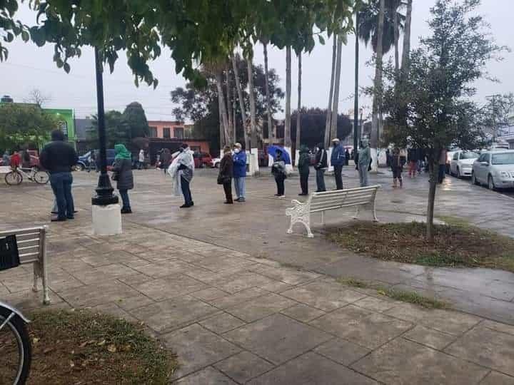 Entre frío y lluvia segundo día de vacunación en Linares