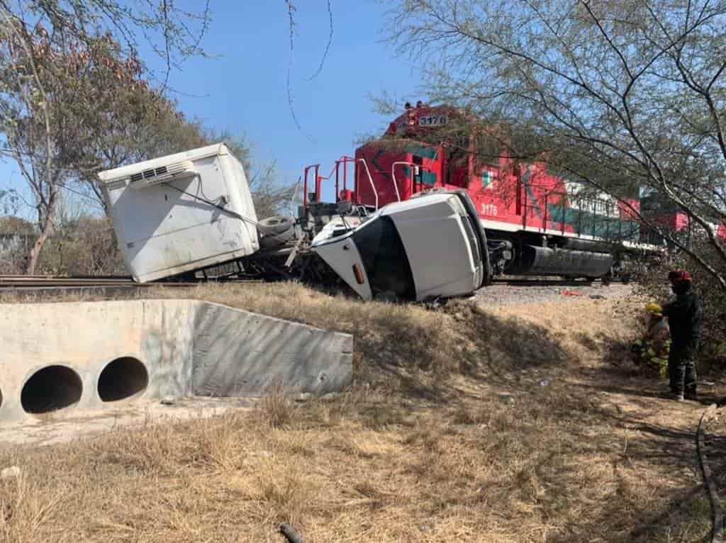 La unidad de carga fue chocada por el ferrocarril, al intentar ganarle el paso