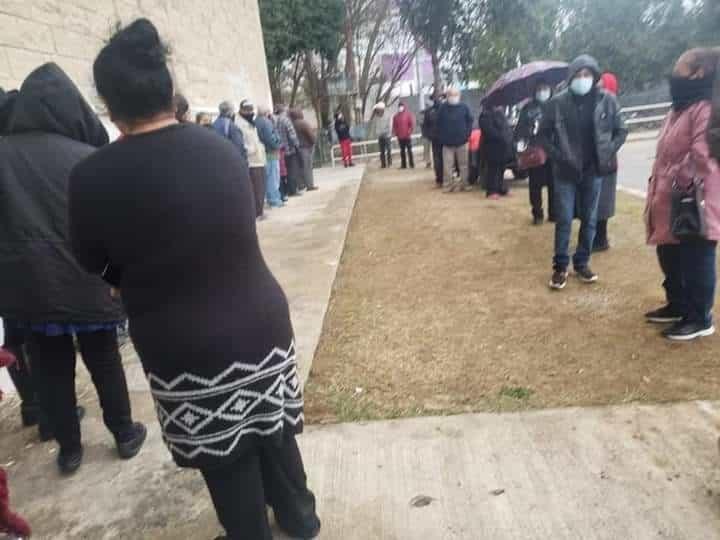 Ni el frío ahuyenta a adultos mayores para vacunación Ni el frío ahuyenta a adultos mayores para vacunación