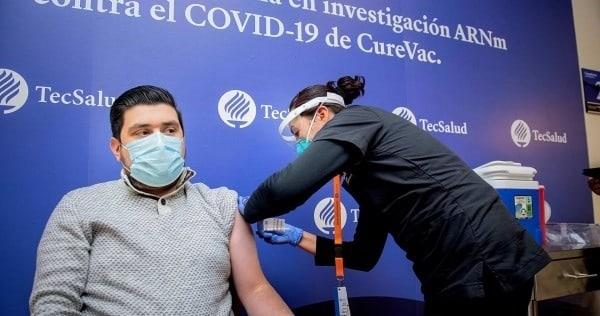 Aplican a primer voluntario mexicano vacuna alemana Aplican a primer voluntario mexicano vacuna alemana