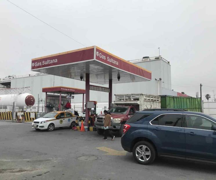 Empiezan aglomeraciones en gaseras Empiezan aglomeraciones en gaseras