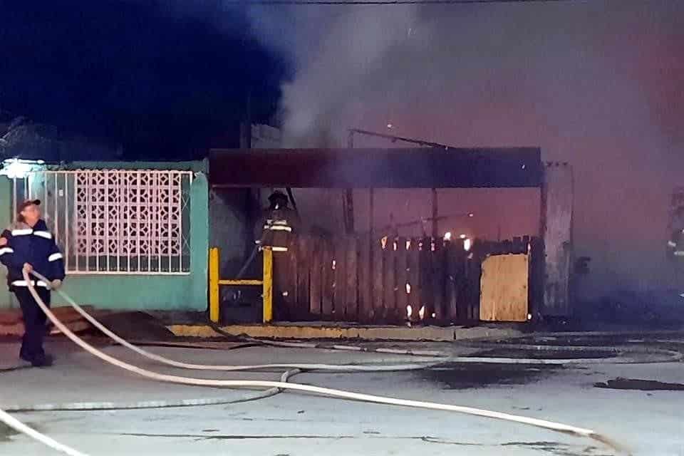 Un negocio especializado en la venta de tarimas se incendió