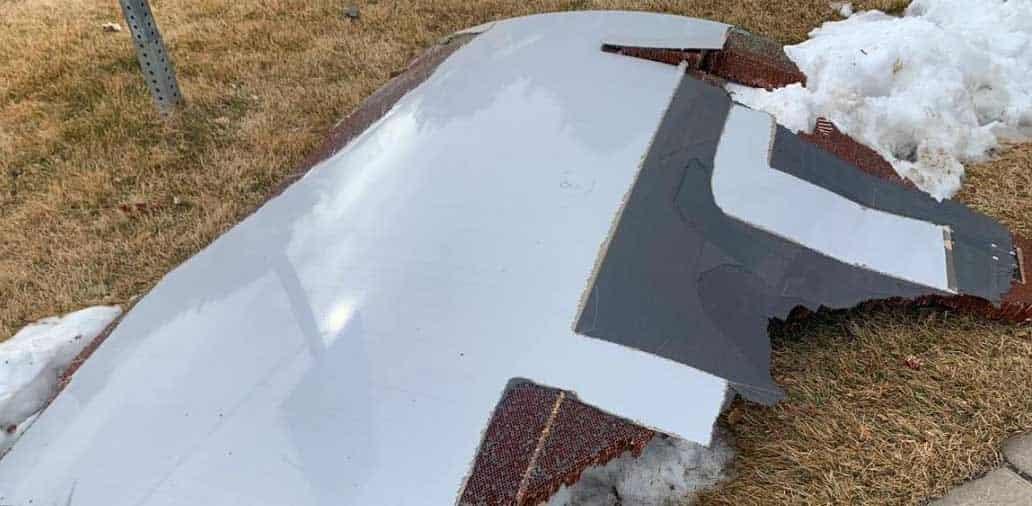 Avión arroja escombros tras falla mecánica Avión arroja escombros tras falla mecánica