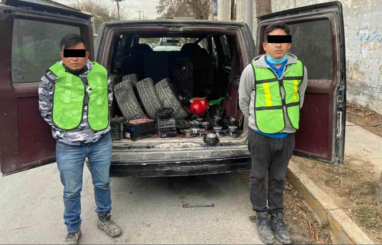 Dos presuntos ladrones de autopartes de vehículos estacionados, fueron detenidos