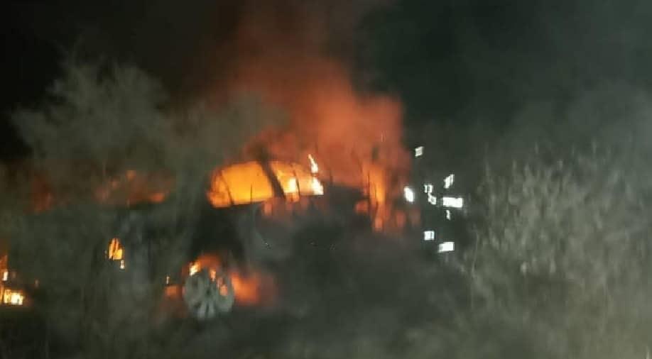 Muere calcinado tras volcar su auto