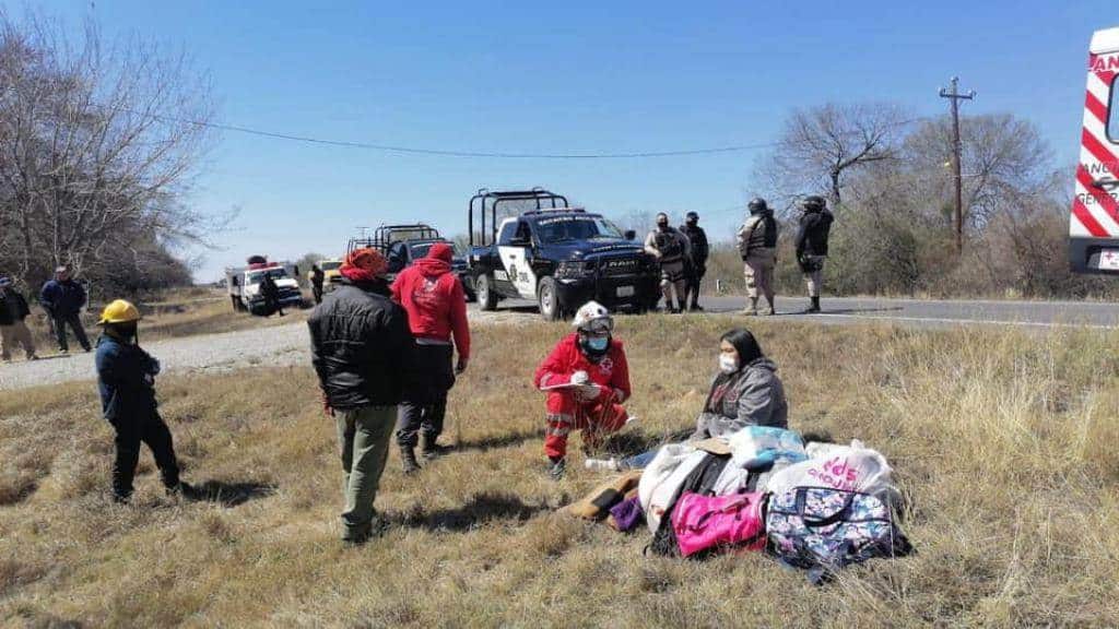 El cansancio del viaje, ocasionó que el conductor se quedara dormido sobre el volante y terminara volcándose