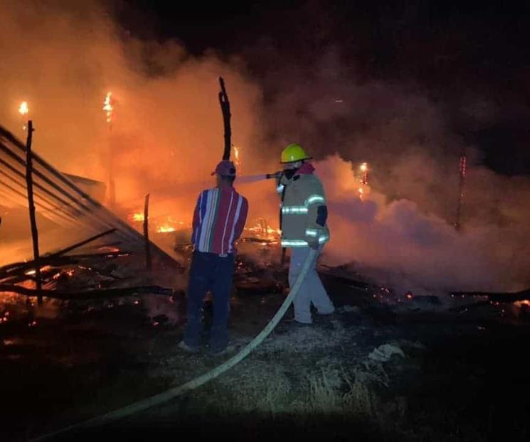 Incendian palapa de manera intencional Incendian palapa de manera intencional