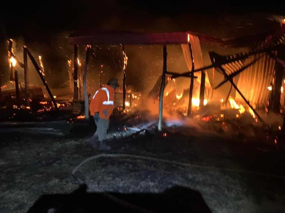 Al parecer en son de broma, un grupo de jóvenes prendieron fuego a una palapa