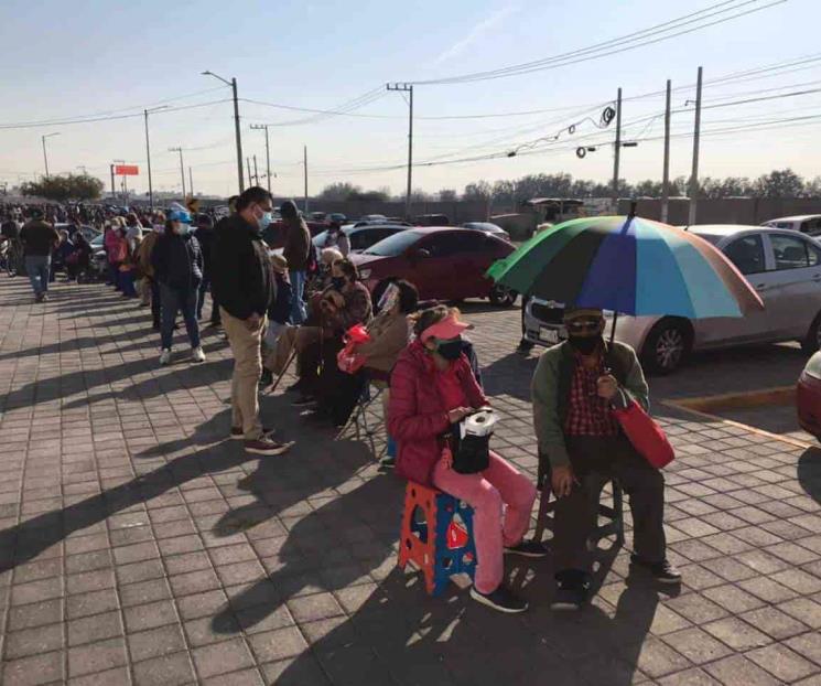 Con largas filas, inicia vacunación contra Covid en Ecatepec