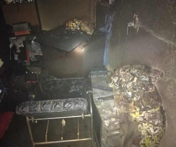 Rescatan a familia al incendiarse su vivienda Rescatan a familia al incendiarse su vivienda