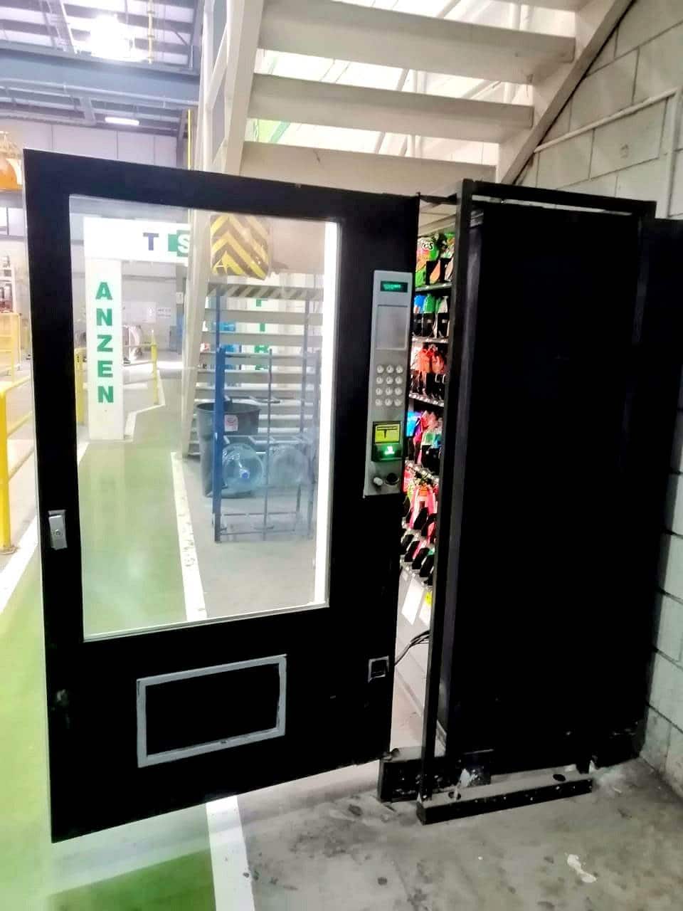Lo detienen tras saquear una máquina expendedora de refrescos y diversos productos