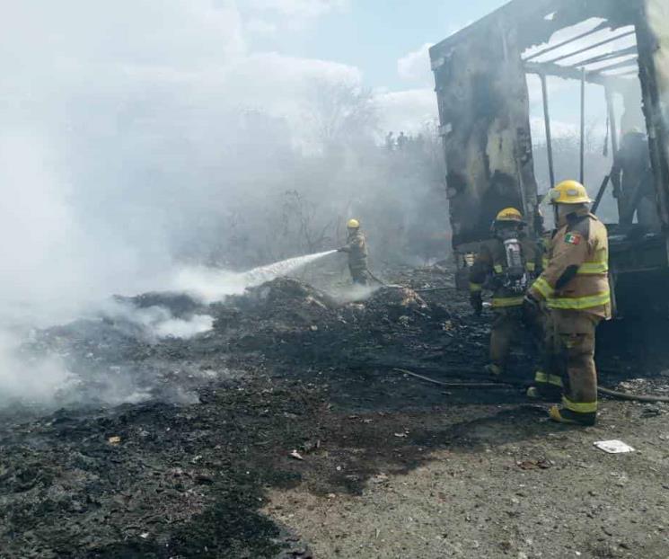 Vuelca tráiler y se incendia en Dr. Arroyo Vuelca tráiler y se incendia en Dr. Arroyo