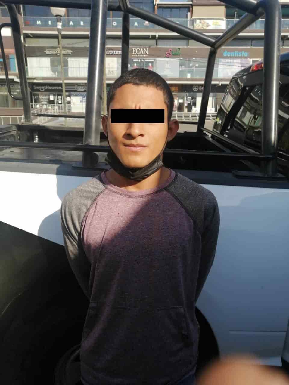 Viajaban en un auto con reporte de robo y además portaban un cuchillo y arma de fuego