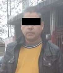 El conductor que portaba placas de circulación de papel en su vehículo