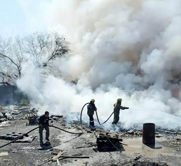 Arde empresa recicladora en Salinas Arde empresa recicladora en Salinas