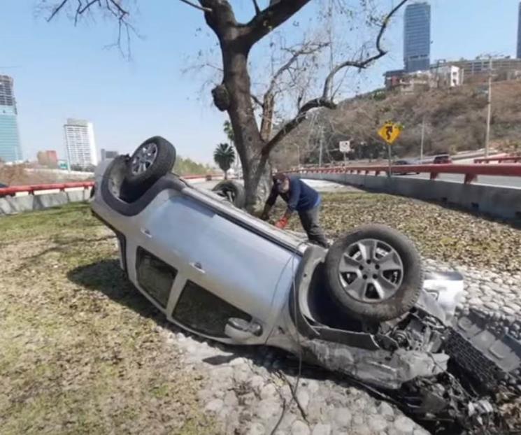 Vuelca su auto al tomar curva Vuelca su auto al tomar curva