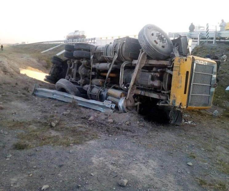 Vuelca tráiler en Galeana Vuelca tráiler en Galeana