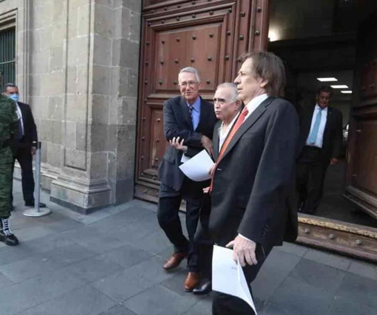 AMLO come con empresarios en Palacio Nacional