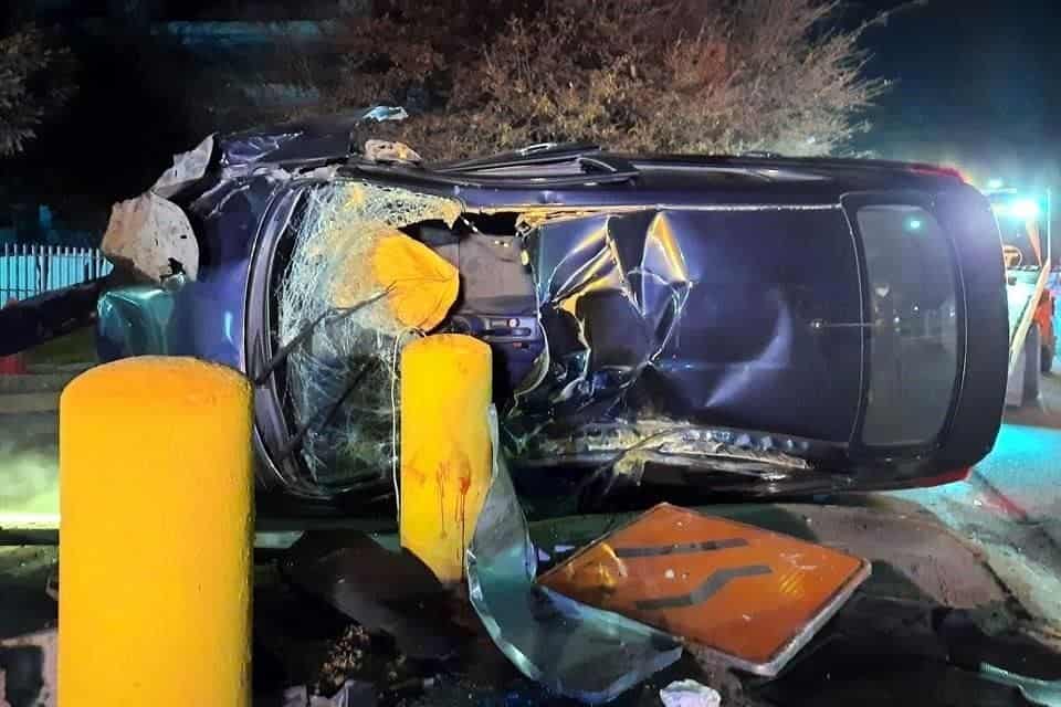 La estructura de concreto, quedó incrustado en su automóvil al volcarse