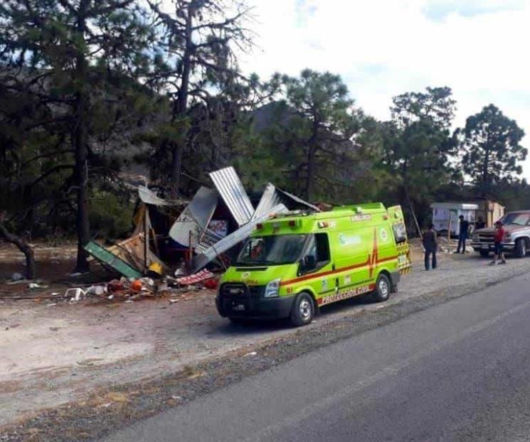 Pierde tráiler los frenos y ocasiona destrozos Pierde tráiler los frenos y ocasiona destrozos