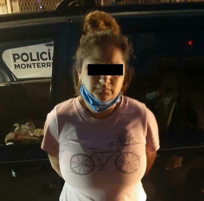 Detienen a mujer en vehículo con reporte de robo Detienen a mujer en vehículo con reporte de robo