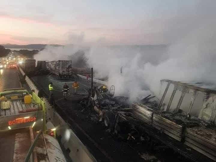 Chocan tráileres y se incendian Chocan tráileres y se incendian