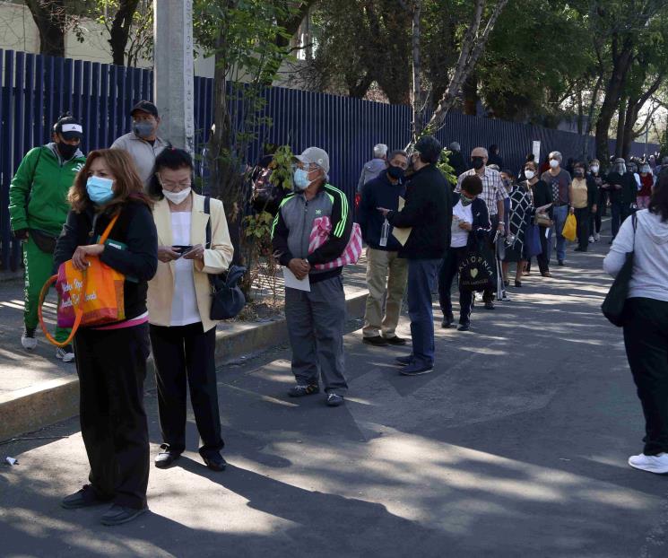 Filas persisten, pero avanza vacunación