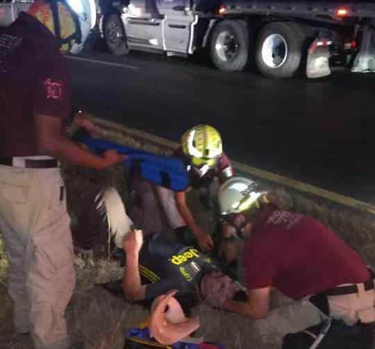 Motociclista queda grave en choque