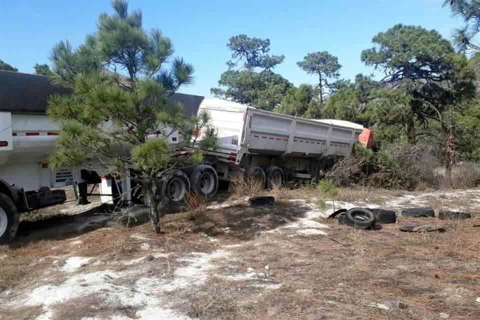 Dos puestos de comida terminaron destrozados, luego de ser impactados por un tráiler