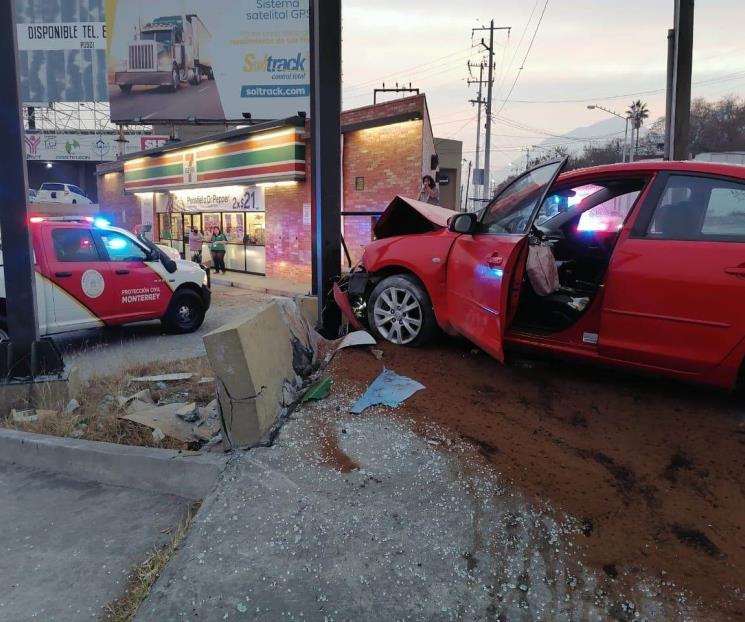 Dormita al volante y se estrella Dormita al volante y se estrella