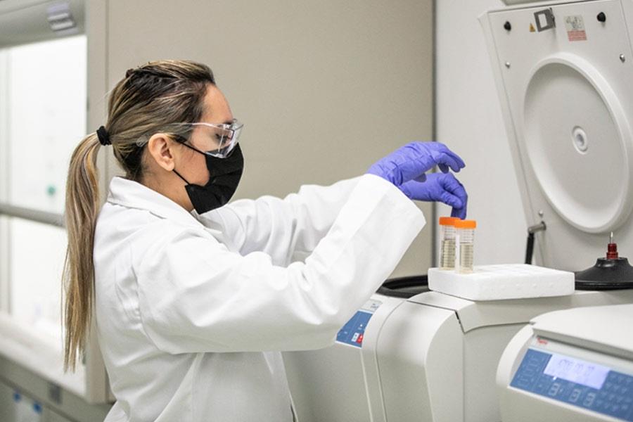 Presenta laboratorio para detectar COVID en aguas residuales