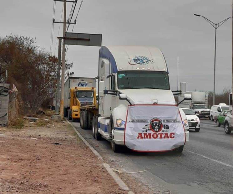 Toman transportistas calles de NL