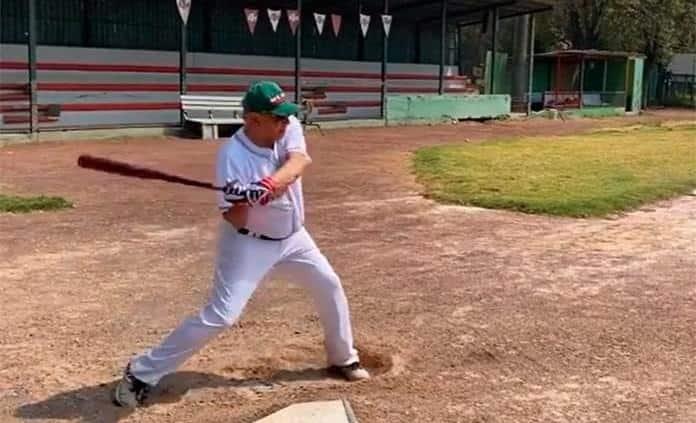 AMLO presume escapada para jugar beisbol