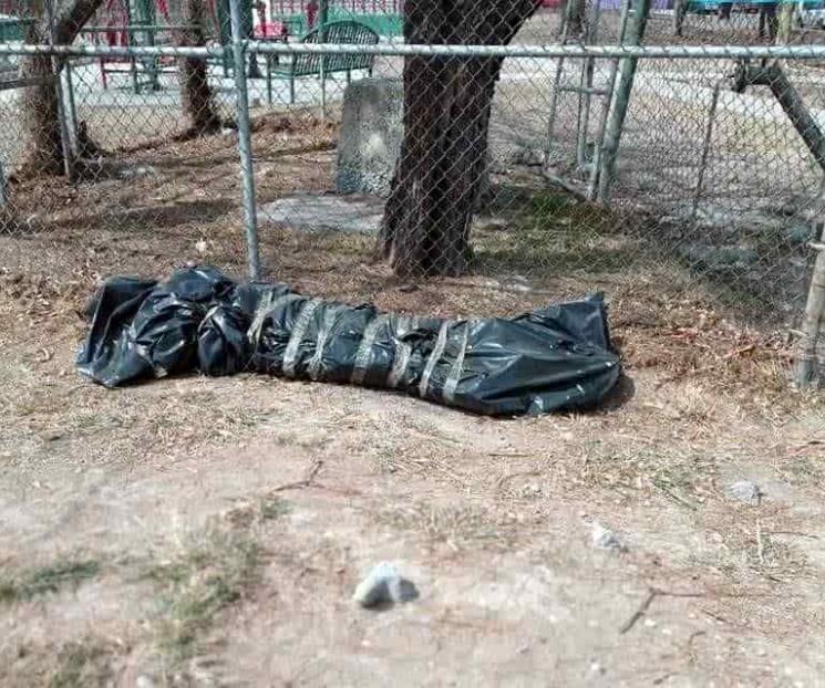 Alarma hallazgo de bolsa encintada en plaza