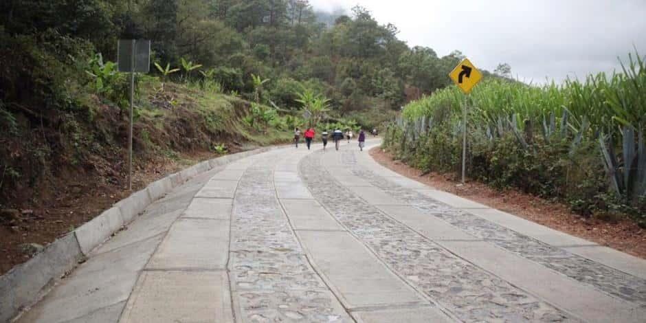 Invité a Biden a Oaxaca para que conozca los caminos rurales