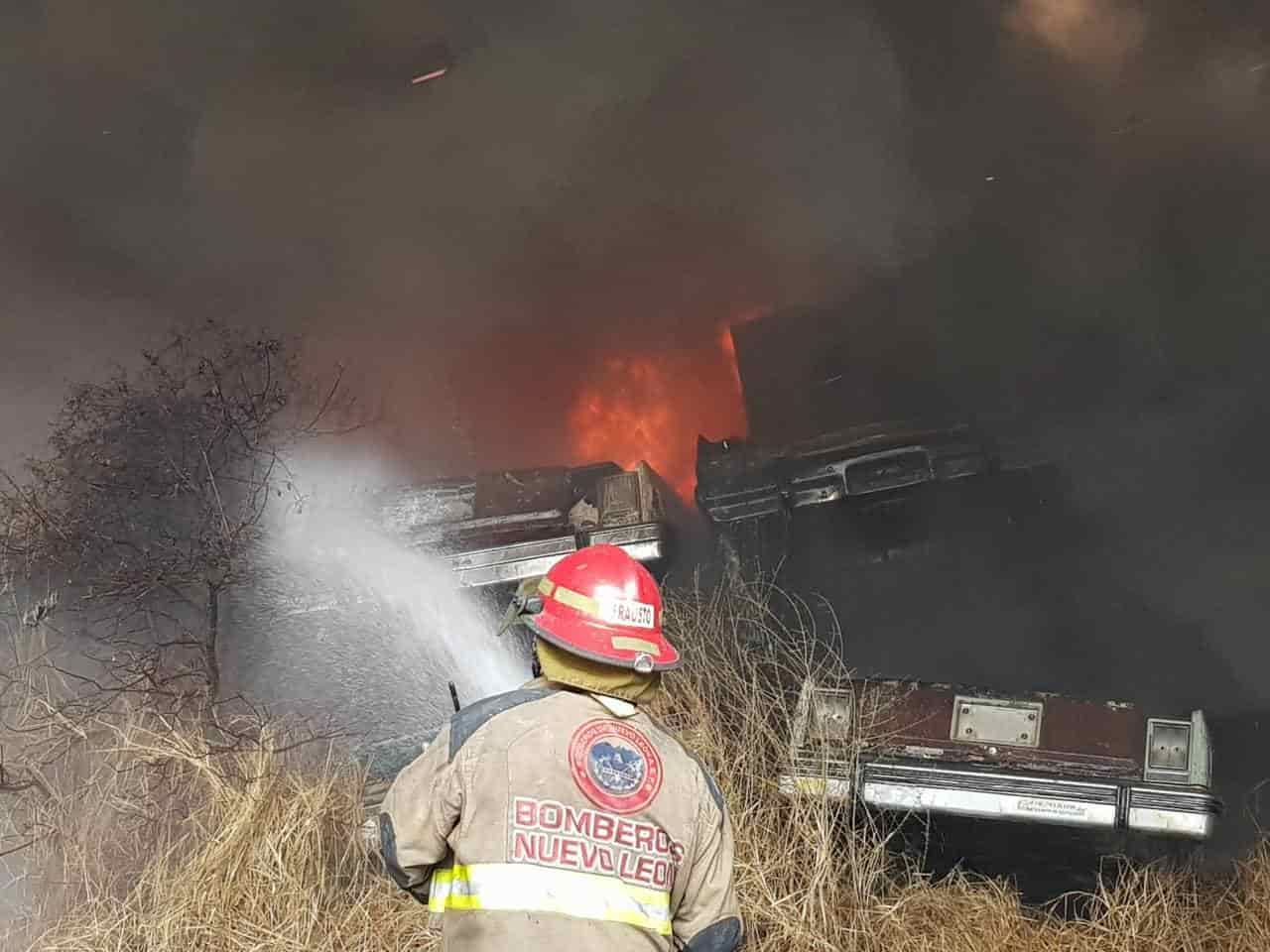 El incendio se  registró en el lote de autos de Garajes y Talleres