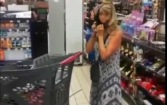 Mujer se quita tanga y la usa como cubrebocas en Sudáfrica