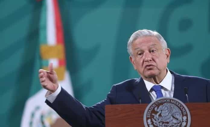 AMLO critica oposición del PRI y PAN a su reforma eléctrica