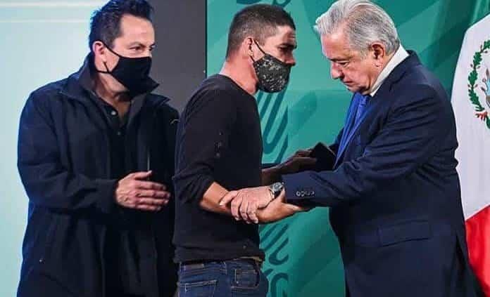 Identifican al joven que irrumpió en la mañanera